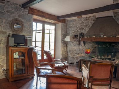 Cheminée de la pièce à vivre Le coin autour du feu