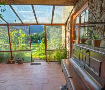 Véranda du gite vue sur le jardin à partir de la véranda